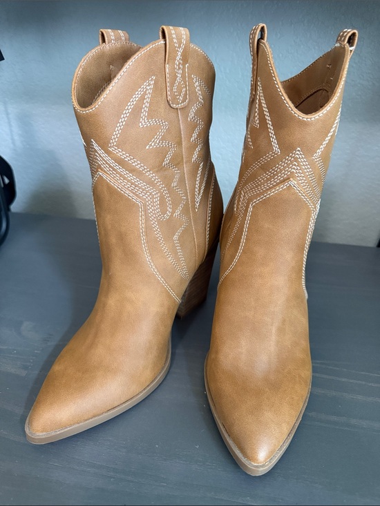DV by Dolce Vita Shoes - DV Dolce Vita Women's Tan Western Ankle Boots size 8